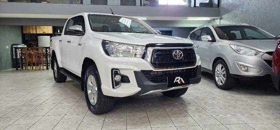 TOYOTA HILUX 2.8 SR 4X4 CD 16V DIESEL 4P AUTOMÁTICO TOYOTA HILUX 2.8 SR 4X4 CD 16V DIESEL 4P AUTOMÁTICO